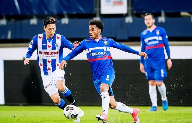 足球比赛以 足球比赛以