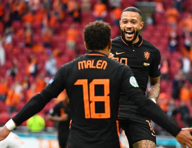 赛场上奋力 赛场上奋力